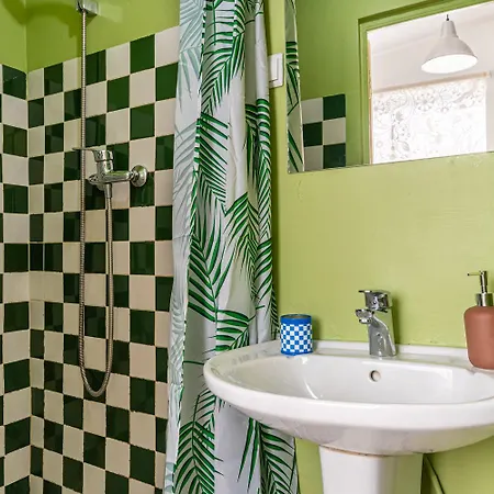 Spacious With Terrace At Graca Apartman *